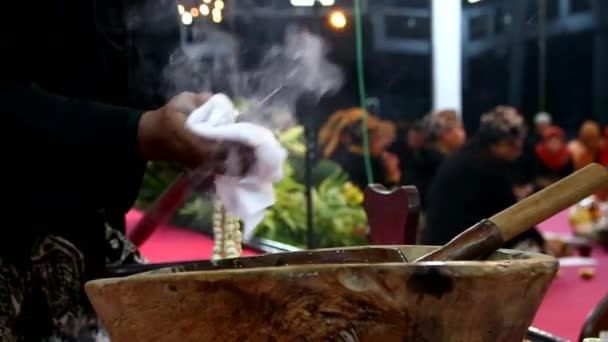 模糊和噪音视频 Jamasan 西拉曼普萨卡事件 沐浴或洗涤和梳理角质和长矛传家宝的传统 在苏拉 穆哈拉姆 印度尼西亚巴坦 2019年8月31日 — 图库视频影像