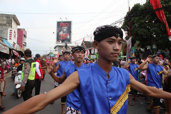 Parade Med Tradisjonelle Kulturelle Kostymer Unge Mennesker Batang Indonesia Sentral – stockfoto