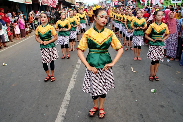 Una Sfilata Costumi Culturali Tradizionali Dei Giovani Batang Indonesia Giava — Foto Stock