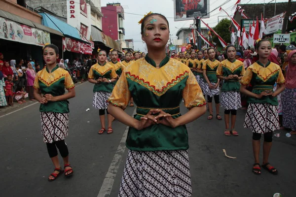 Felvonulás Hagyományos Kulturális Jelmezek Fiatalok Batang Indonézia Közép Jáva Indonézia — Stock Fotó