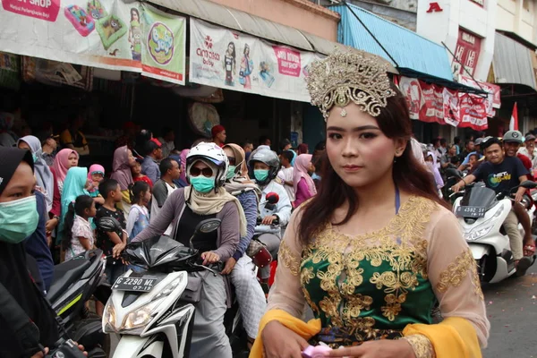 Μια Παρέλαση Παραδοσιακών Πολιτιστικών Στολών Από Τους Νέους Batang Ινδονησία — Φωτογραφία Αρχείου