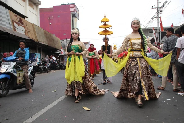 Parada Tradycyjnych Kostiumów Kulturalnych Przez Młodych Ludzi Batumi Indonesia Central — Zdjęcie stockowe