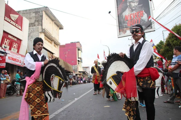 Gençler Tarafından Geleneksel Kültürel Kostümlerin Bir Geçit Töreni Batang Endonezya — Stok fotoğraf