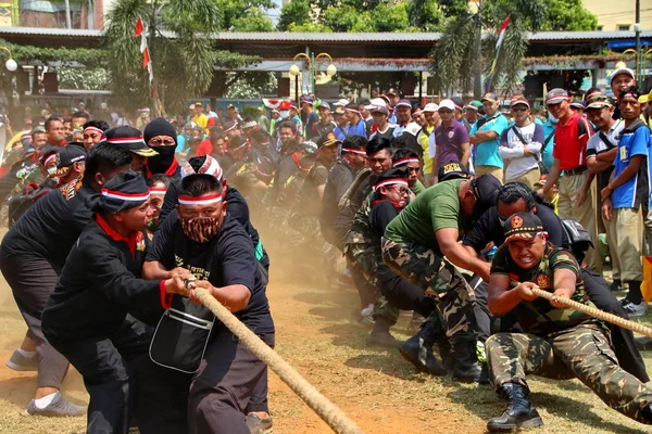 Tug of War / Tarik Tambang, Kompetisi Tradisional Indonesia — Stok Foto