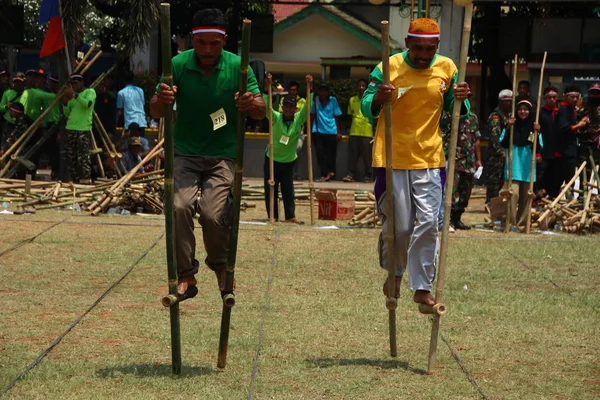 Batang Java Central Indonésia Setembro 2019 Jogue Egrang Jogo Tradicional — Fotografia de Stock