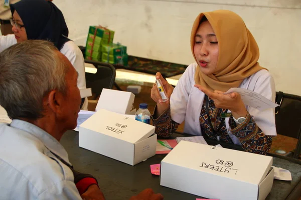 Stock image Batang, Indonesia - 16 September 2019: beautiful female doctor while serving patients at a charity event, in celebration of the 64th anniversary of TNI