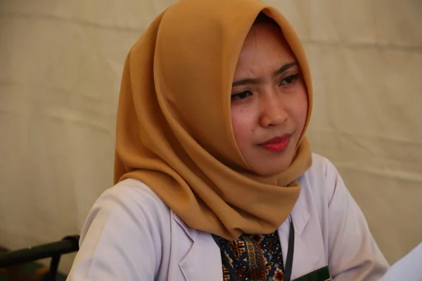 Batang Indonesië September 2019 Mooie Vrouwelijke Arts Tijdens Het Serveren — Stockfoto