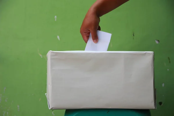 伝統的な投票箱は白く 緑の壁に対して — ストック写真