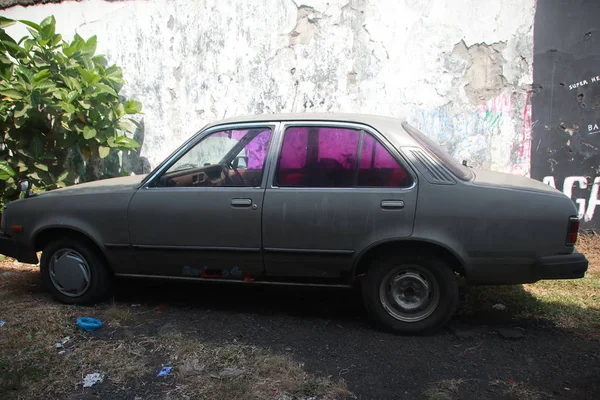 Holden Gemini Sedan Danificado Estacionado Beira Estrada Batang Java Central — Fotografia de Stock