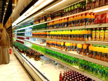alışveriş merkezinin içindeki bir rafta özenle düzenlenmiş çeşitli şişe içecekler, Pekalongan 22 Eylül 2019