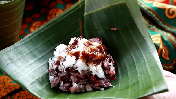 Indonesisch Traditioneel Eten Ketan Hitam Gemaakt Van Zwarte Sticky Rice — Stockvideo