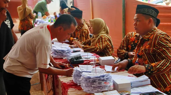Het dorpshoofd verkiezingsproces, waarbij veel inwoners betrokken waren — Stockfoto
