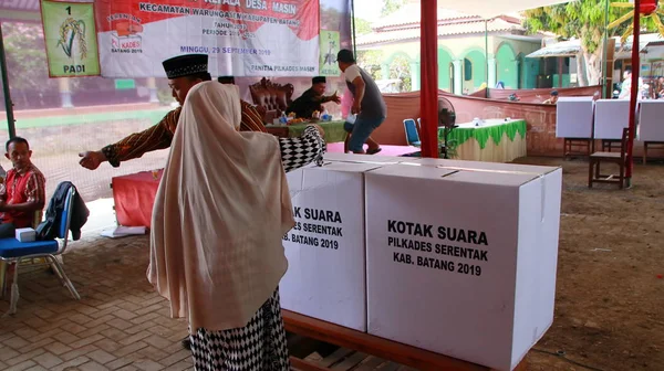 Birçok sakinleri dahil köy başkanı seçim süreci, — Stok fotoğraf