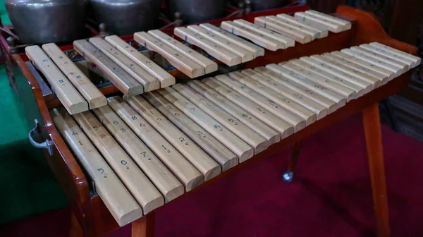 Kolintang или kulintang - это музыкальный инструмент, состоящий из рядов маленьких гонгов, расположенных горизонтально . — стоковое фото