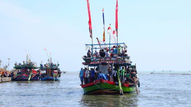  Wooden ship when carrying passengers to a destination 