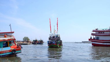  Wooden ship when carrying passengers to a destination 