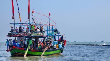  Wooden ship when carrying passengers to a destination 