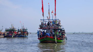  Wooden ship when carrying passengers to a destination 
