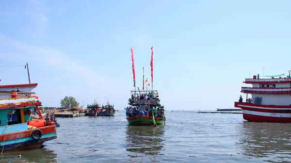 Wooden ship when carrying passengers to a destination — 图库照片