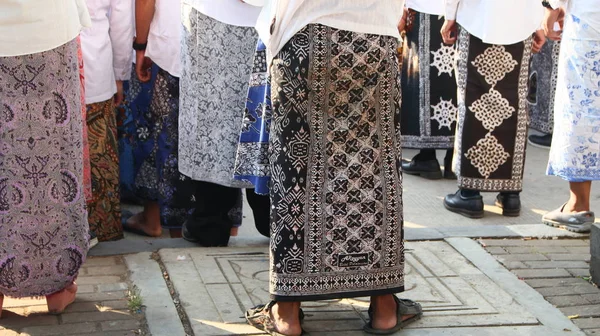 Batik Sarongların Çeşitli Motifleri Bir Grup Kadın Erkeğin Saldırısına Uğruyor — Stok fotoğraf