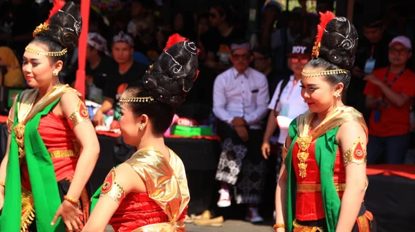 2019年10月6日 一群舞者在街头表演 伴随着爪哇传统舞蹈跳舞 Pekalongan Indonesia — 图库照片