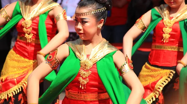 Grupo Dançarinos Enquanto Apresentam Palco Rua Dançando Dança Tradicional Javanesa — Fotografia de Stock