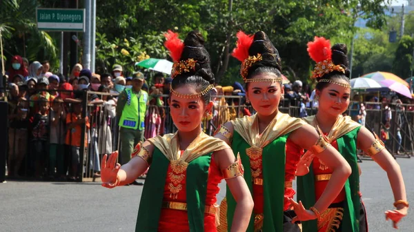 Grupo Dançarinos Enquanto Apresentam Palco Rua Dançando Dança Tradicional Javanesa — Fotografia de Stock