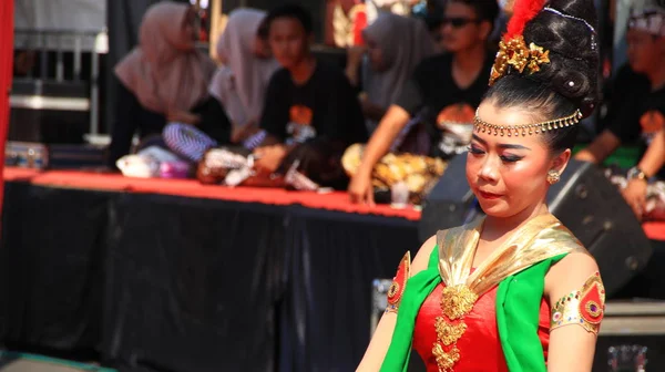 Grupo Dançarinos Enquanto Apresentam Palco Rua Dançando Dança Tradicional Javanesa — Fotografia de Stock