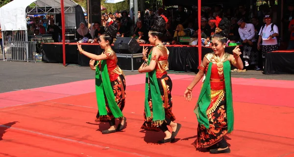 Grupo Dançarinos Enquanto Apresentam Palco Rua Dançando Dança Tradicional Javanesa — Fotografia de Stock