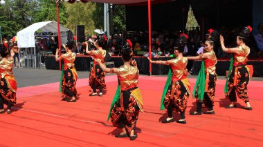 Bir grup dansçı, 6 Ekim 2019 'da sokak sahnesinde geleneksel Java dansı Pekalongan Endonezya' da dans ederken