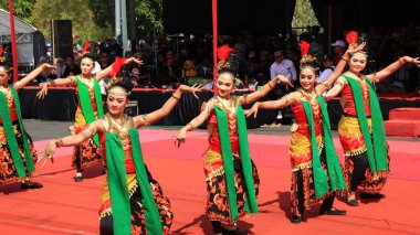 Bir grup dansçı, 6 Ekim 2019 'da sokak sahnesinde geleneksel Java dansı Pekalongan Endonezya' da dans ederken