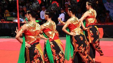 Bir grup dansçı, 6 Ekim 2019 'da sokak sahnesinde geleneksel Java dansı Pekalongan Endonezya' da dans ederken
