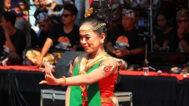 Bir grup dansçı, 6 Ekim 2019 'da sokak sahnesinde geleneksel Java dansı Pekalongan Endonezya' da dans ederken