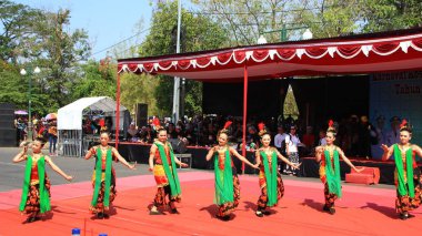 Bir grup dansçı, 6 Ekim 2019 'da sokak sahnesinde geleneksel Java dansı Pekalongan Endonezya' da dans ederken