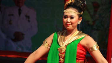 Bir grup dansçı, 6 Ekim 2019 'da sokak sahnesinde geleneksel Java dansı Pekalongan Endonezya' da dans ederken
