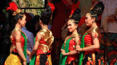 Bir grup dansçı, 6 Ekim 2019 'da sokak sahnesinde geleneksel Java dansı Pekalongan Endonezya' da dans ederken