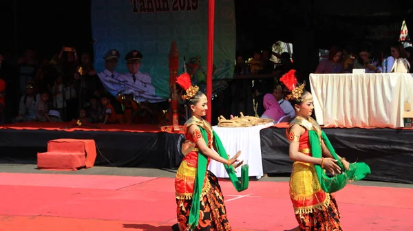 Bir Grup Dansçı Ekim 2019 Sokak Sahnesinde Geleneksel Java Dansı — Stok fotoğraf