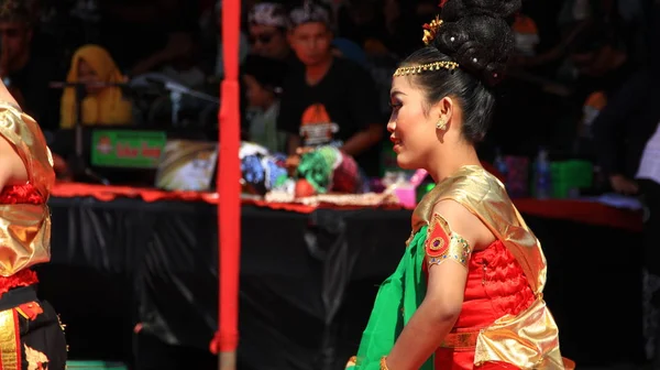 Grupp Dansare Som Uppträder Gatuscenen Och Dansar Till Traditionell Javanesisk — Stockfoto