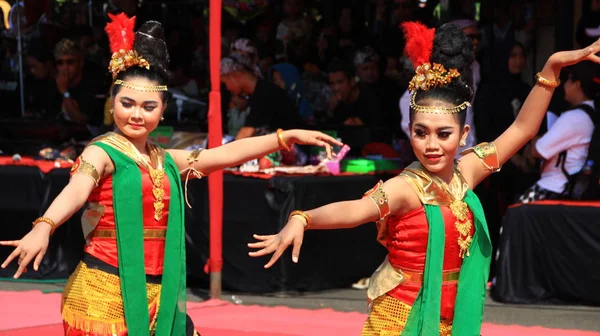 Grupo Dançarinos Enquanto Apresentam Palco Rua Dançando Dança Tradicional Javanesa — Fotografia de Stock