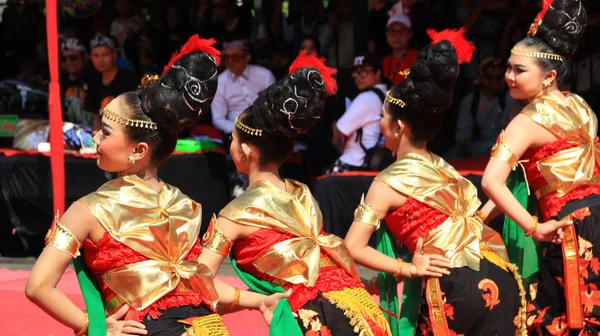 Grupa Tancerzy Występujących Scenie Ulicznej Tańczących Tradycyjnego Tańca Jawajskiego Pekalongan — Zdjęcie stockowe