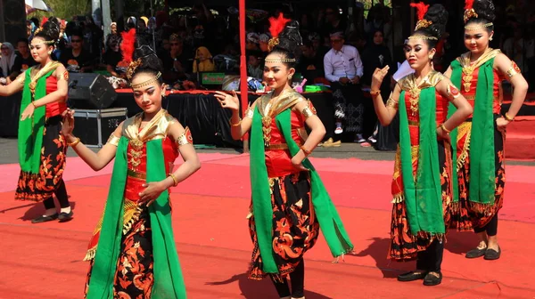 ストリートステージで踊っているダンサーのグループ 伝統的なジャワ舞踊へのダンス ペカロンガンインドネシア 10月2019 — ストック写真