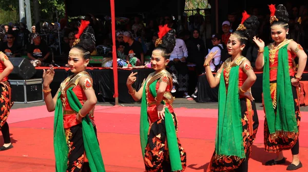 Grupo Dançarinos Enquanto Apresentam Palco Rua Dançando Dança Tradicional Javanesa — Fotografia de Stock