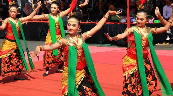 Grupo Dançarinos Enquanto Apresentam Palco Rua Dançando Dança Tradicional Javanesa — Fotografia de Stock