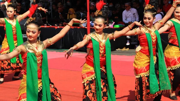 Grupo Dançarinos Enquanto Apresentam Palco Rua Dançando Dança Tradicional Javanesa — Fotografia de Stock