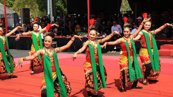 Grupo Dançarinos Enquanto Apresentam Palco Rua Dançando Dança Tradicional Javanesa — Fotografia de Stock