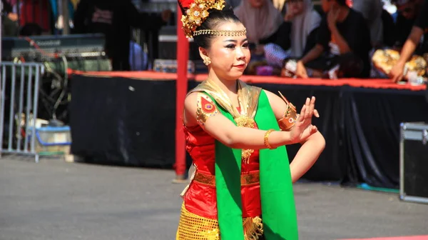 Grupo Dançarinos Enquanto Apresentam Palco Rua Dançando Dança Tradicional Javanesa — Fotografia de Stock