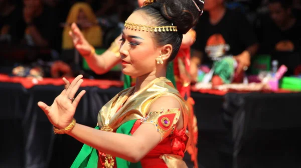 Grupo Dançarinos Enquanto Apresentam Palco Rua Dançando Dança Tradicional Javanesa — Fotografia de Stock