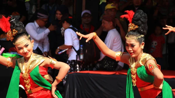 Grupp Dansare Som Uppträder Gatuscenen Och Dansar Till Traditionell Javanesisk — Stockfoto