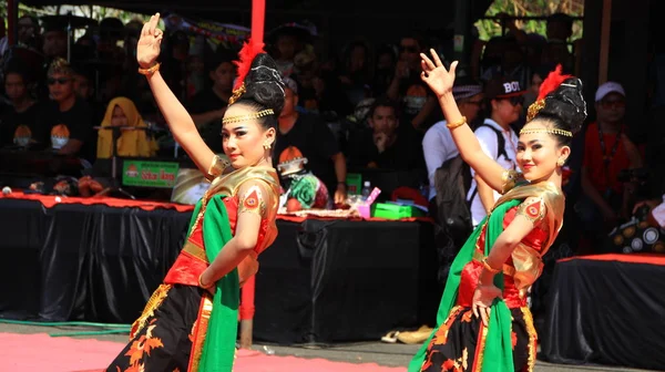 Группа Танцоров Время Выступления Уличной Сцене Танцы Традиционный Яванский Танец — стоковое фото