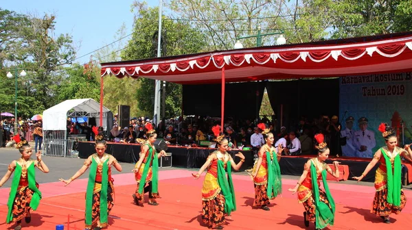 Grupo Dançarinos Enquanto Apresentam Palco Rua Dançando Dança Tradicional Javanesa — Fotografia de Stock